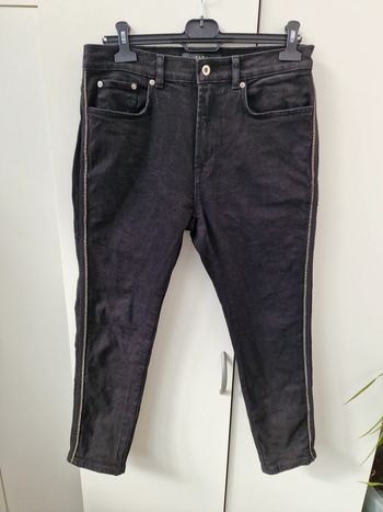 Jeans Noir Avec Bandes Rivière De Diamants Strass Et Broderie Noire