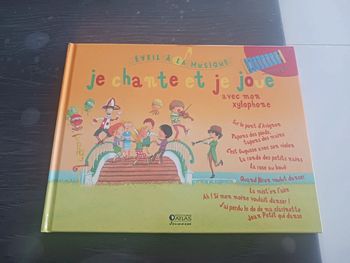 Je chante et je joue avec mon xylophone