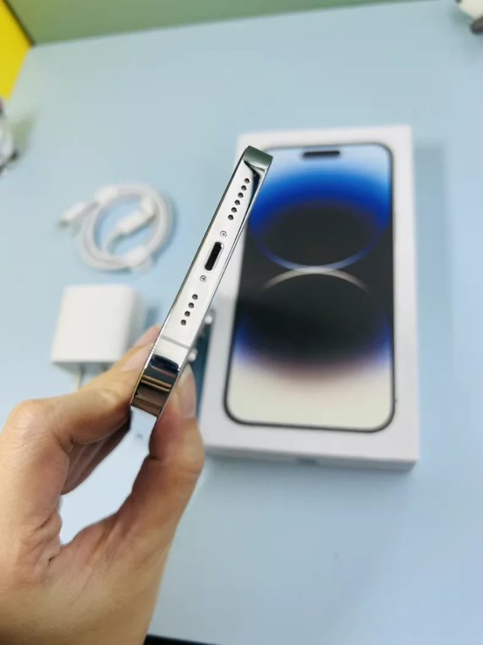 Une iphone quatorze pro max - photo numéro 4