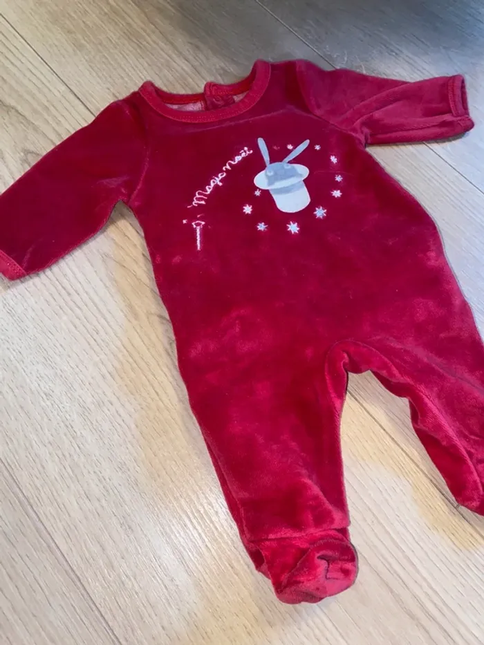 Pyjama rouge “Un tour de magie” Vertbaudet - Taille Naissance - photo numéro 2