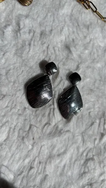 Boucles d’oreilles pendantes, argentée