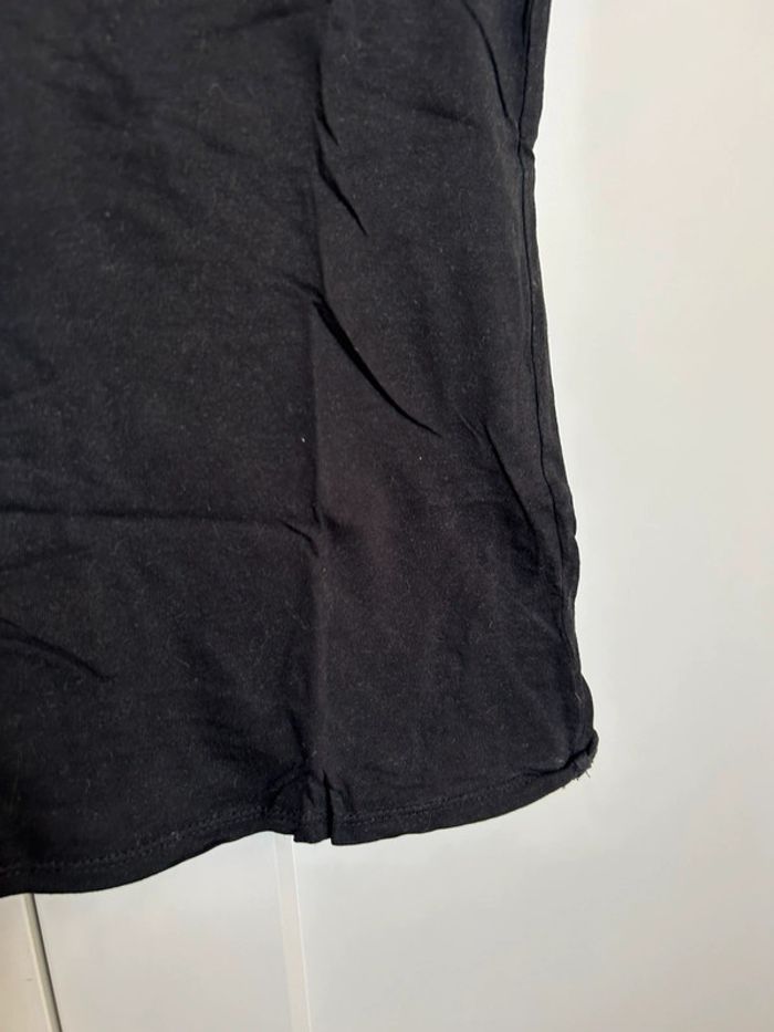 585 – t-shirt noir col V Kiabi - photo numéro 4