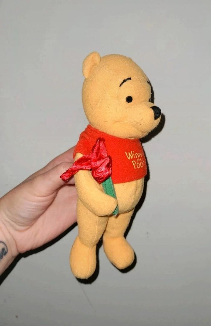 Peluche winnie avec fleurs disney - photo numéro 2
