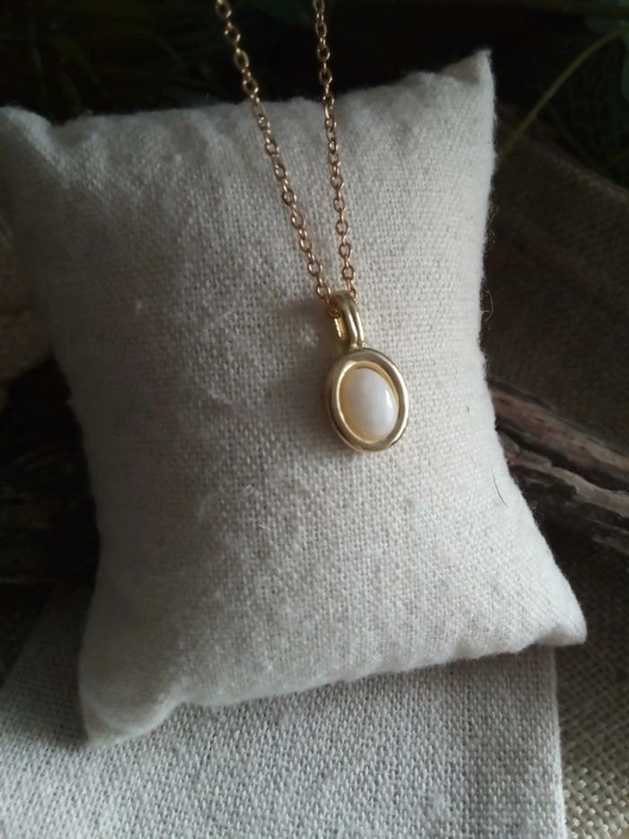 Collier pendentif en pierre de lune