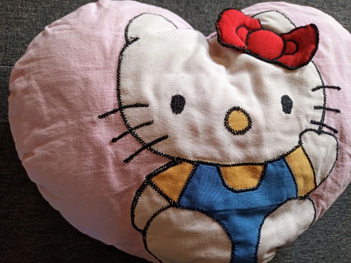 💢Coussin cœur Hello Kitty 💢 - photo numéro 3