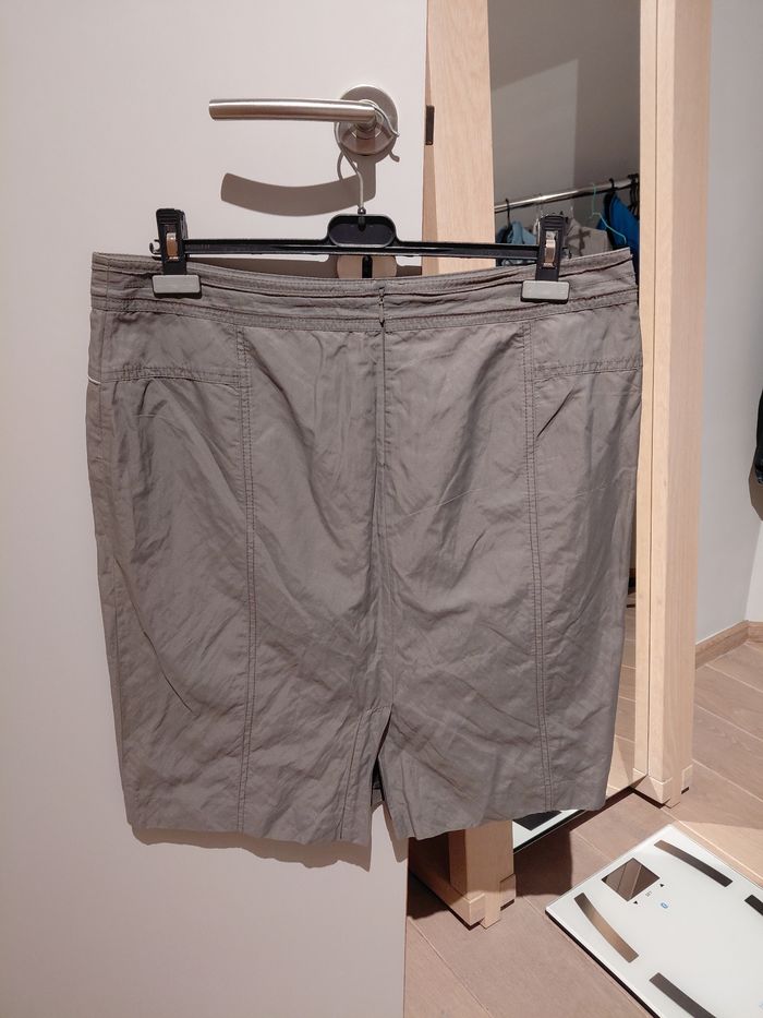 Jupe droite grise avec mini fente au derrière - photo numéro 2