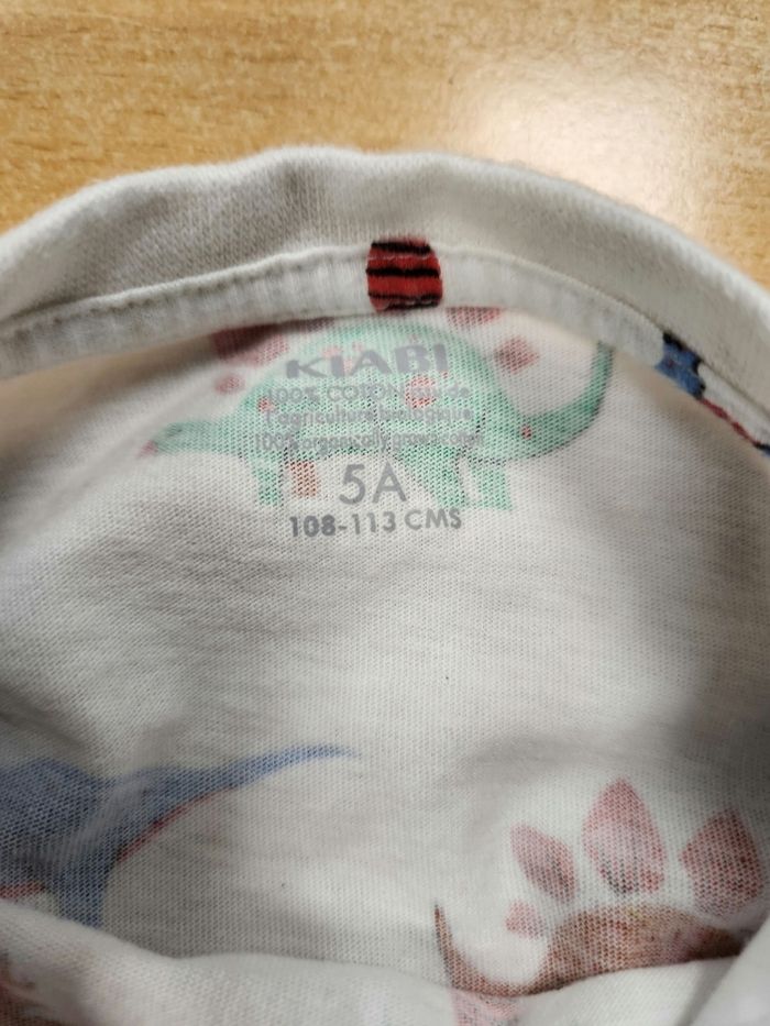 T-shirt kiabi blanc motifs dinosaures taille 5ans. - photo numéro 3