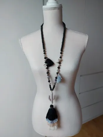 Joli collier sautoir à pompons