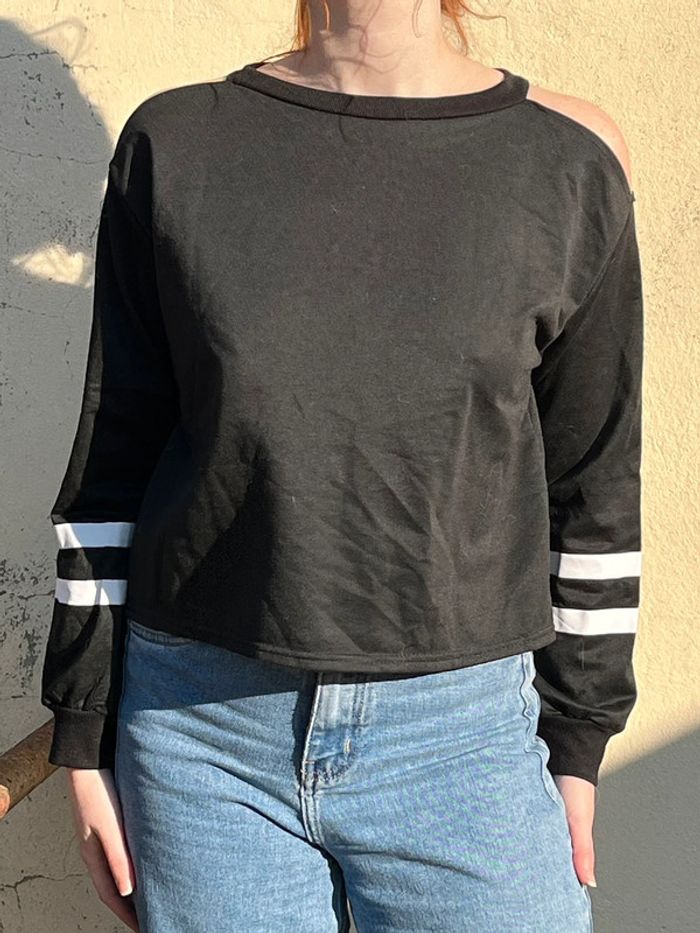 Sweat crop manches longues épaules dénudées - noir et bandes en blanc - photo numéro 3