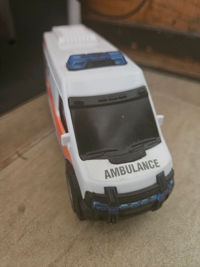 Caserne de pompiers avec gendarme et ambulance - photo numéro 9