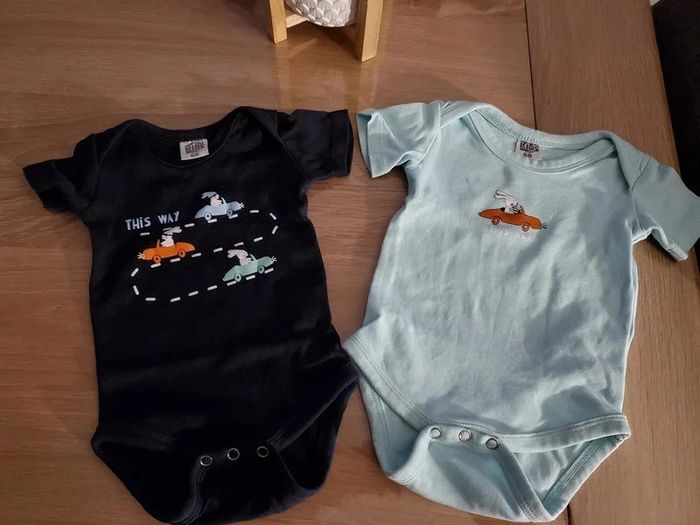 Lot de 2 bodies taille 68: 6 mois