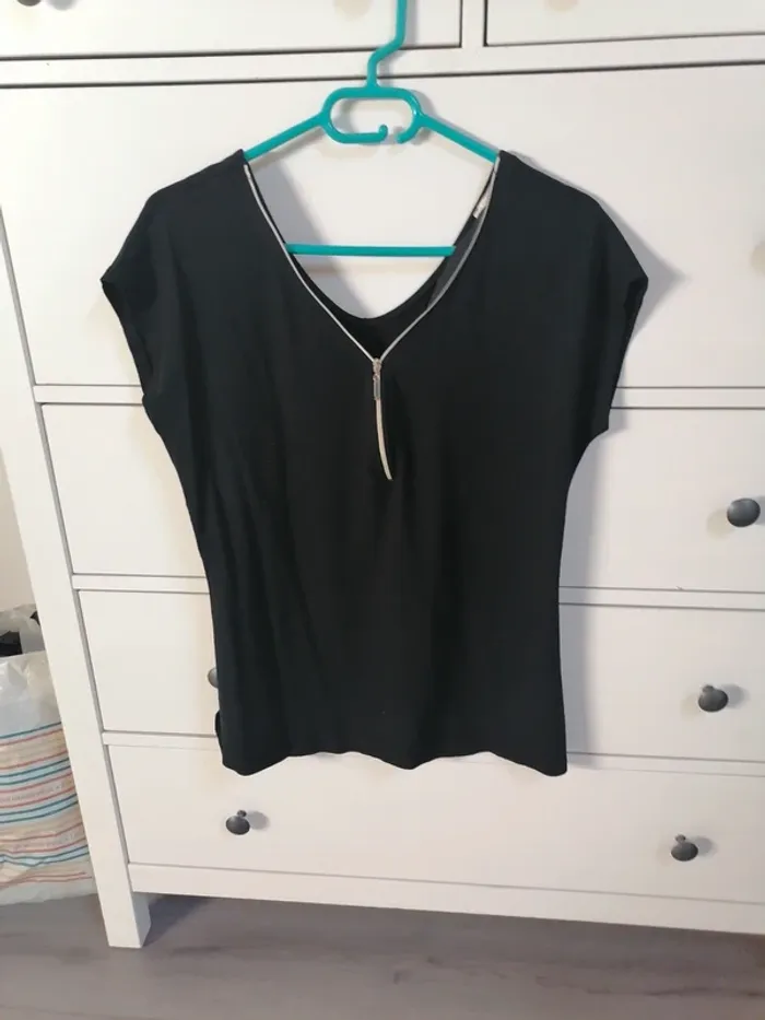 T-shirt, haut noir col v 42