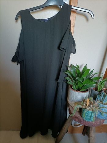 Robe uni noir épaules dénudées