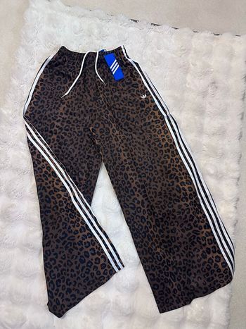 Pantalon de survêtement oversize adidas léopard firebird