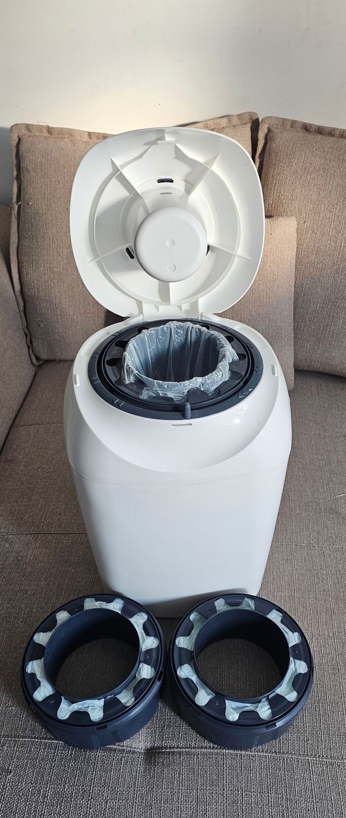 Poubelle a couche avec 2 recharges neuves