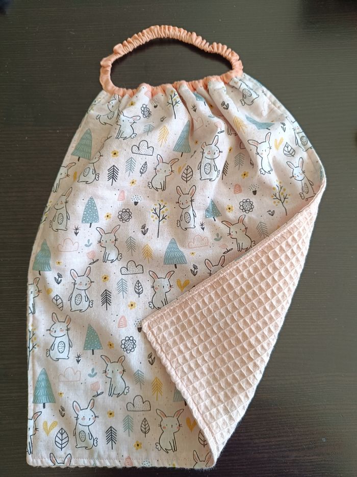 1 maxi Bavoir maternelle motif lapins - fille - photo numéro 2