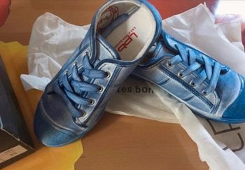 Très jolie tennis les p'tites bombes en 32. Neuves