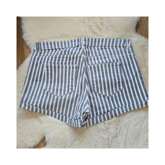 Short rayé blanc et gris - photo numéro 2