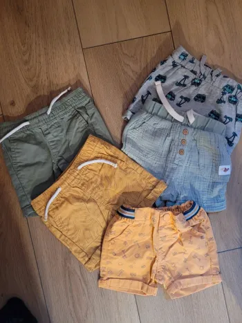 Lot 5 shorts comme neufs 3 mois