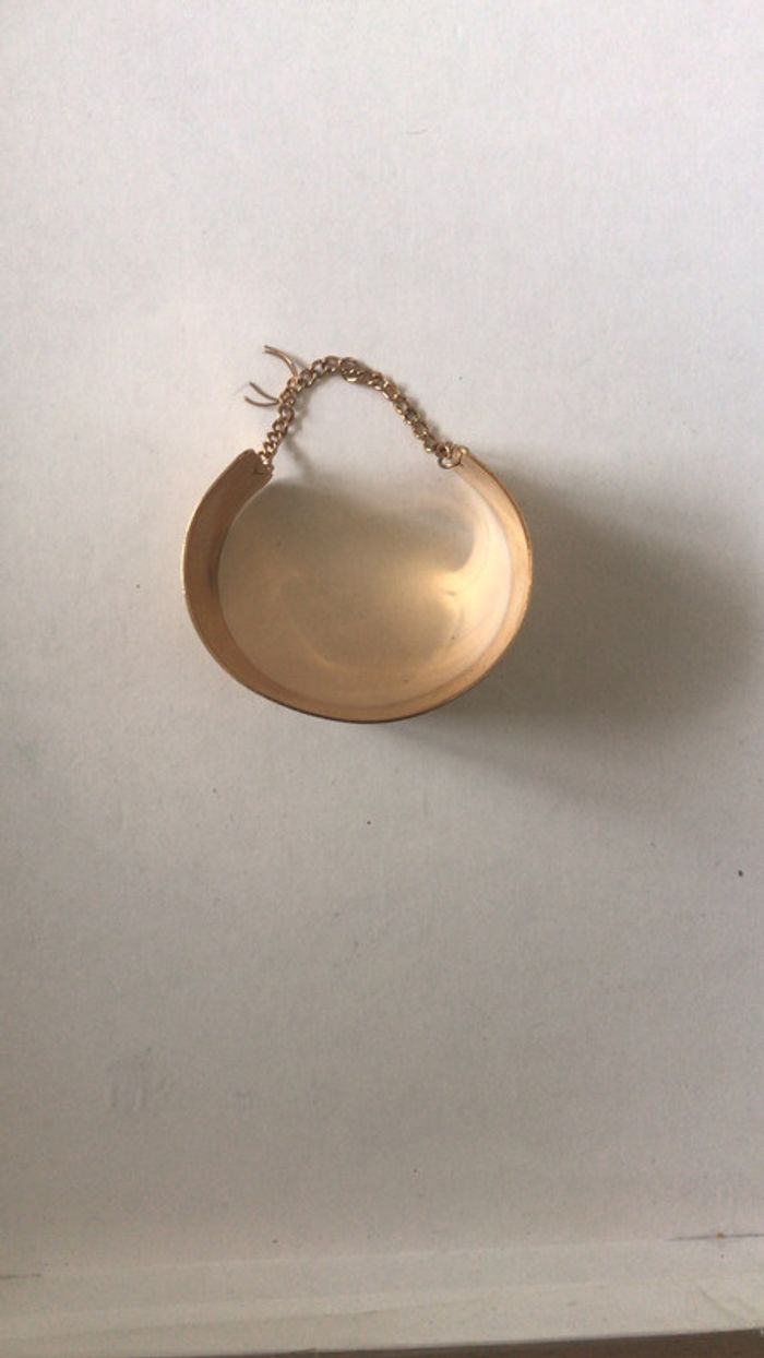 beau bracelet métallique couleur or