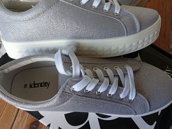 baskets argentées taille 38 - NEUF