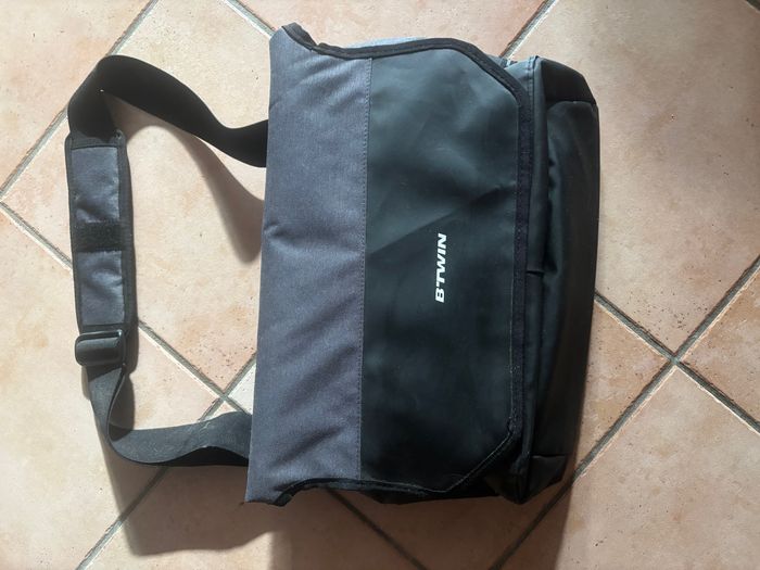 sacoche vélo BTWIN décahtlon avec sa housse pluie