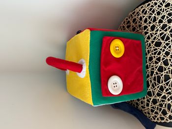 Jouet d'éveil cube sensoriel