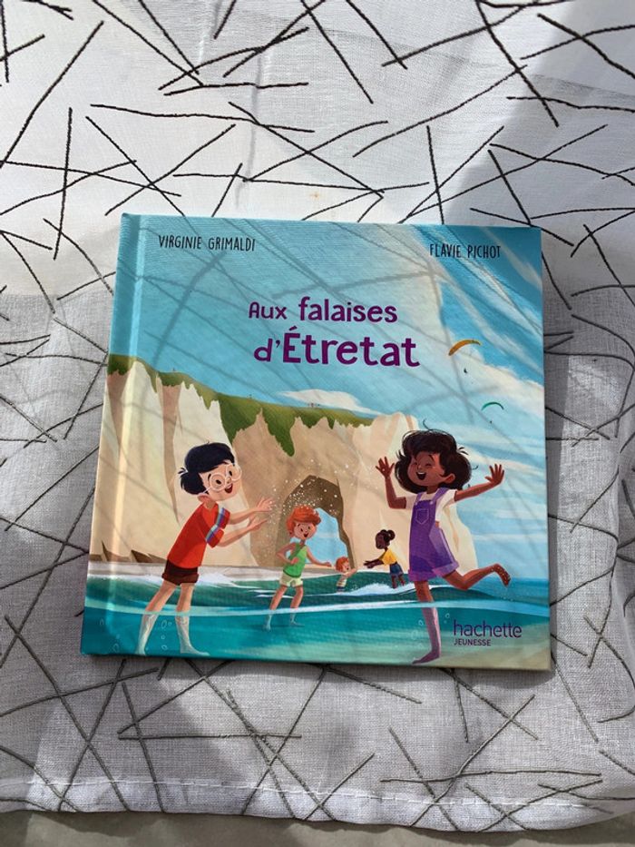 Livre Aux falaises d’Etretat Hachette Jeunesse
