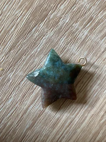 Pendentif étoile en jaspe héliotrope