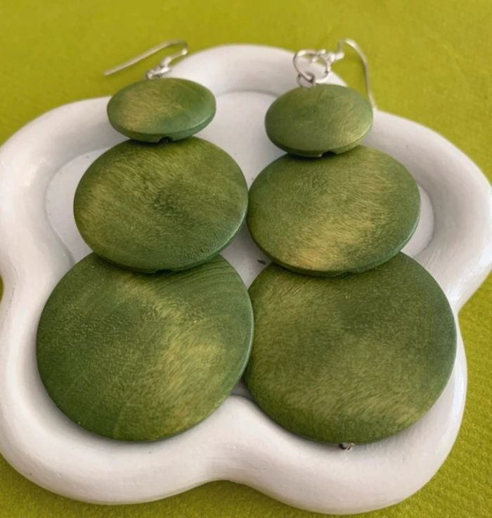 Grandes boucles d’oreilles xxl rondes vertes en bois - photo numéro 3