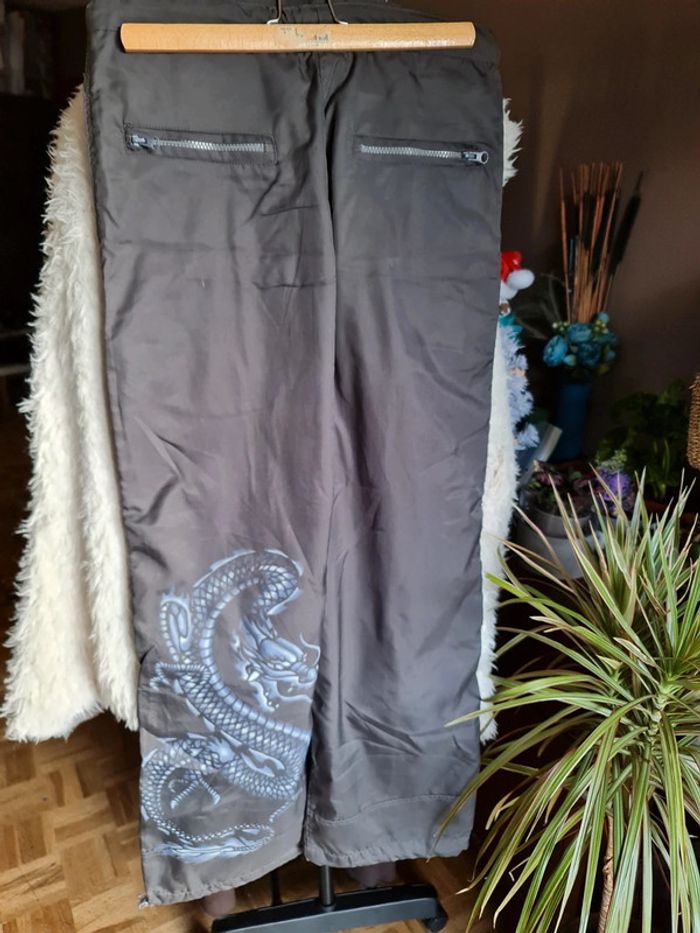 Pantalon gris impression dragon - photo numéro 2