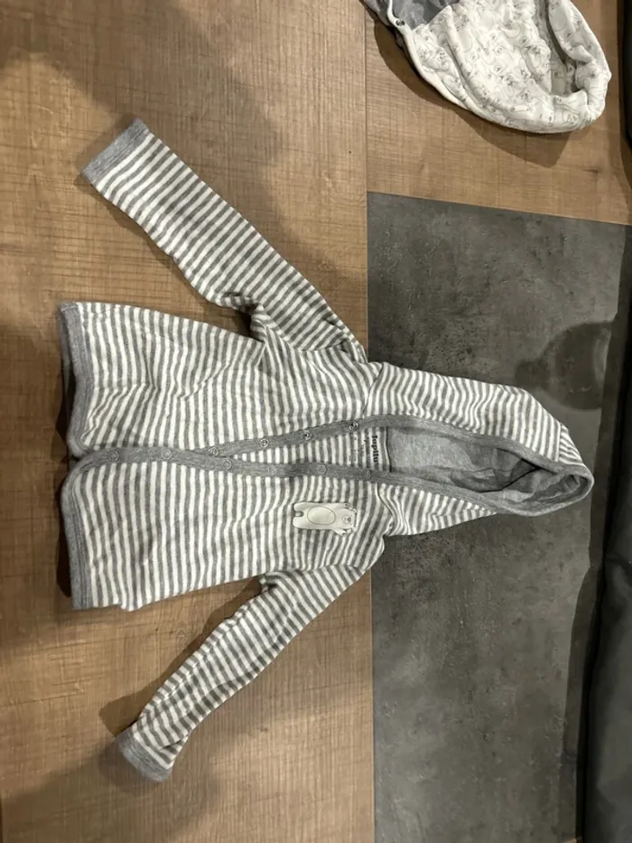 Gilet à capuche bébé