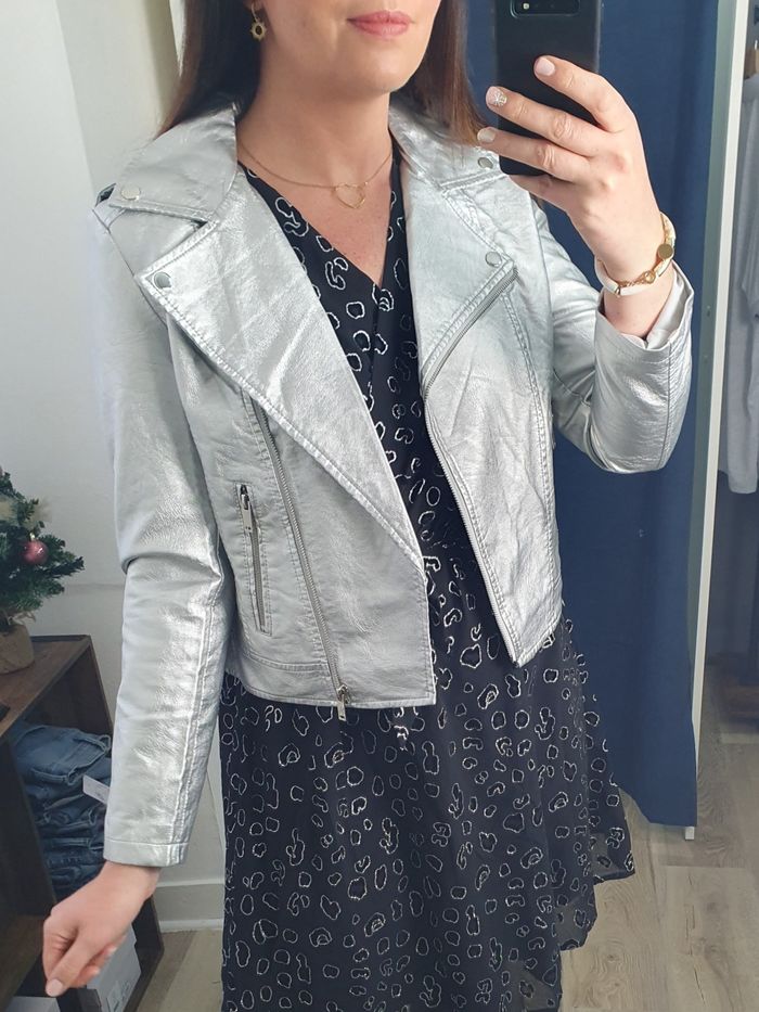 Perfecto simili cuir argenté Dubaï
Taille XL - photo numéro 2