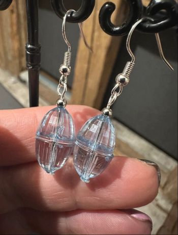 Boucles d’oreilles forme œuf de Pâques bleu clair ciel transparente