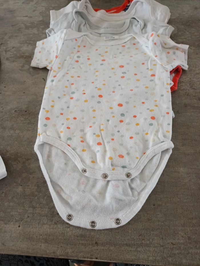 Lot bodies 9mois - photo numéro 5