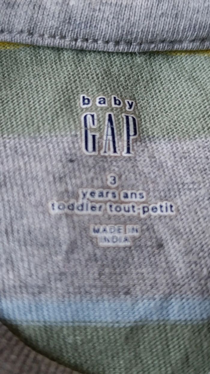 Lot 3 ans. 2 pyjamas Kiabi et un tee-shirt Gap. - photo numéro 4