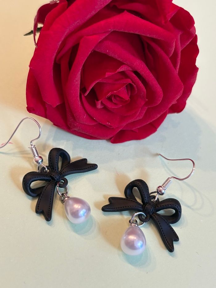 Boucles d'oreilles Noeuds Noirs & Perles Nacrées - photo numéro 3