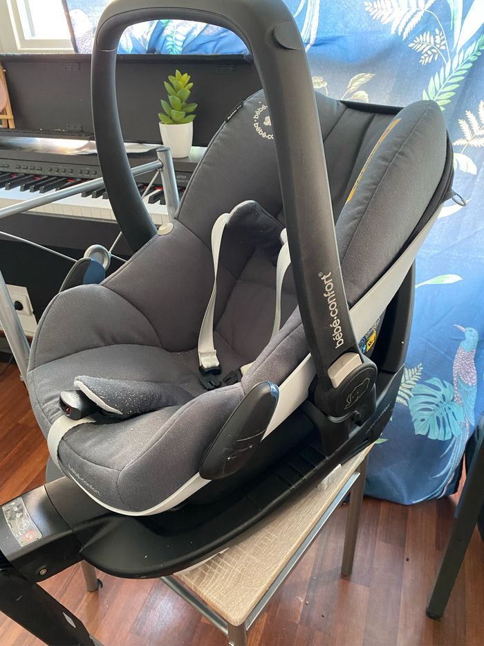 Vend poussette bébé confort ainsi que 2 siège adaptable isofix de 0mois à 9mois et le deuxième de 0mois à 15mois. - photo numéro 3