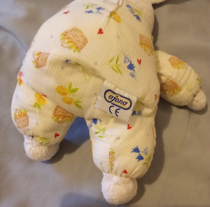 doudou lapin blanc tissu chiffon peluche Ajena blanc crème vintage ancien posture debout marque Ajena nez brodé fil roses yeux noirs durs plastique tissu chiffon fleuri floral fleurs - photo numéro 4