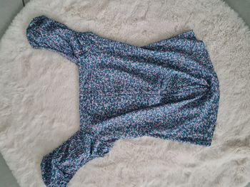 Haut cache-cache motifs fleuries