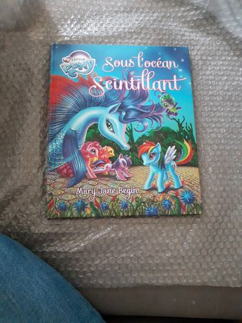 Sous l'océan scintillant