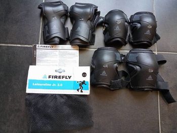 protections poignets, coudes et genoux en très bon état (juste quelques rayures, voir photo)