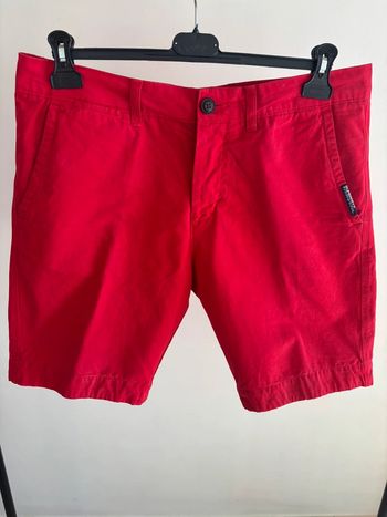 Short bermuda rouge golfeur