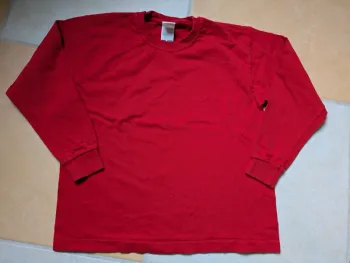 T-shirt manche longue rouge 6 ans très bon état