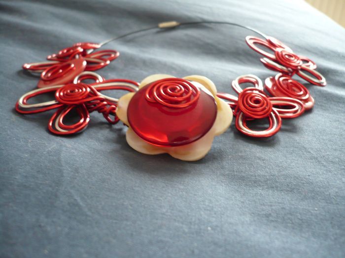 Collier tour de cou fleurs rouges - neuf