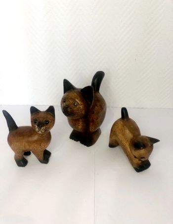 3 statuettes chats en bois 