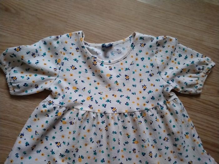 Robe beige a fleurs et son chouchou. Kiabi .
Taille 4 ans - photo numéro 5