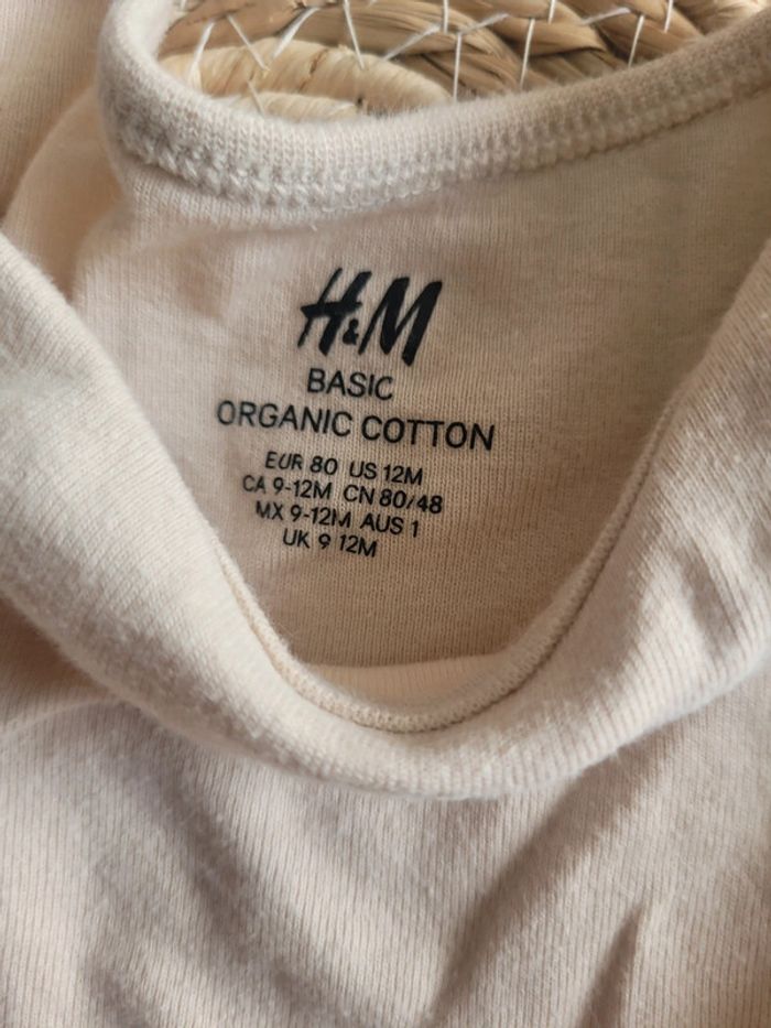 Lot 2 bodys H&M taille 12mois 1 à bretelle et 1 manches courtes - photo numéro 3