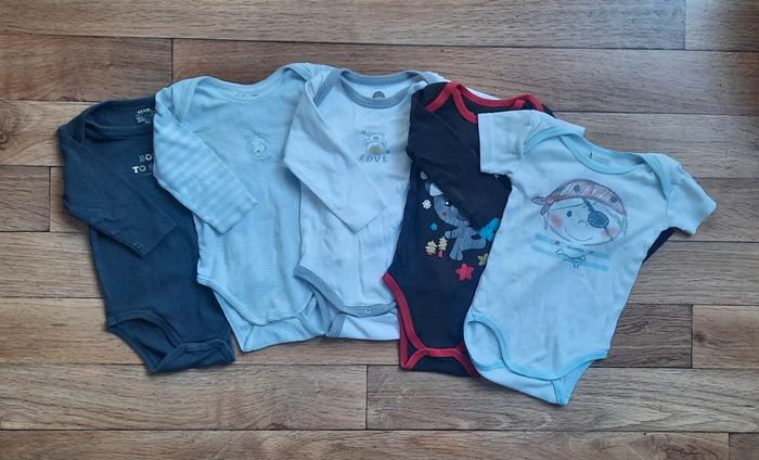 Lot de 5 bodys 9 mois