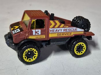 Hot wheels mercedes benz unimog 1300l fyb55 heavy rescue service